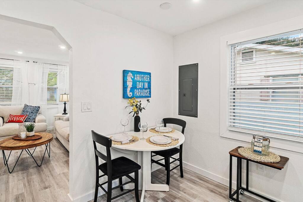 סיינט פיטרסברג Quaint Gulfport Beach Bungalow מראה חיצוני תמונה