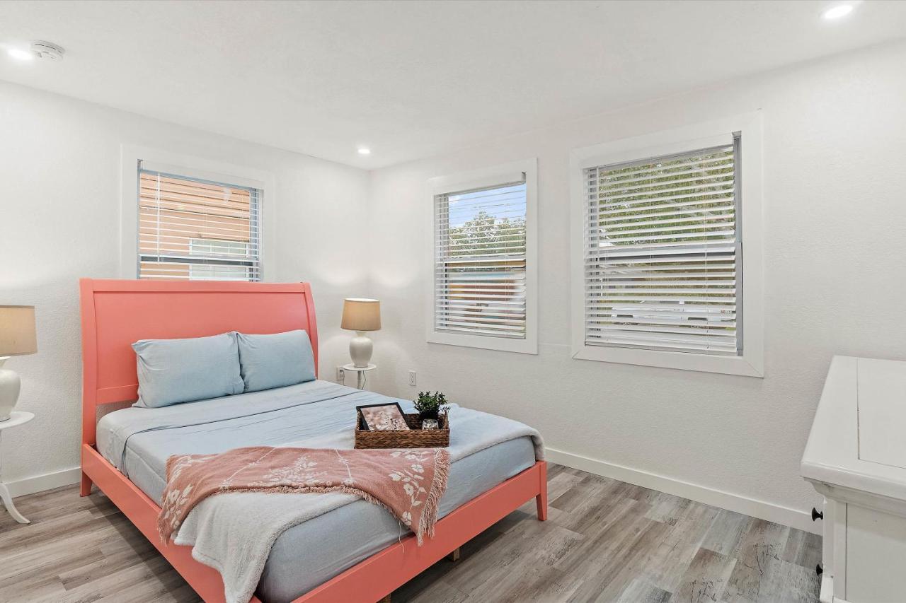 סיינט פיטרסברג Quaint Gulfport Beach Bungalow מראה חיצוני תמונה
